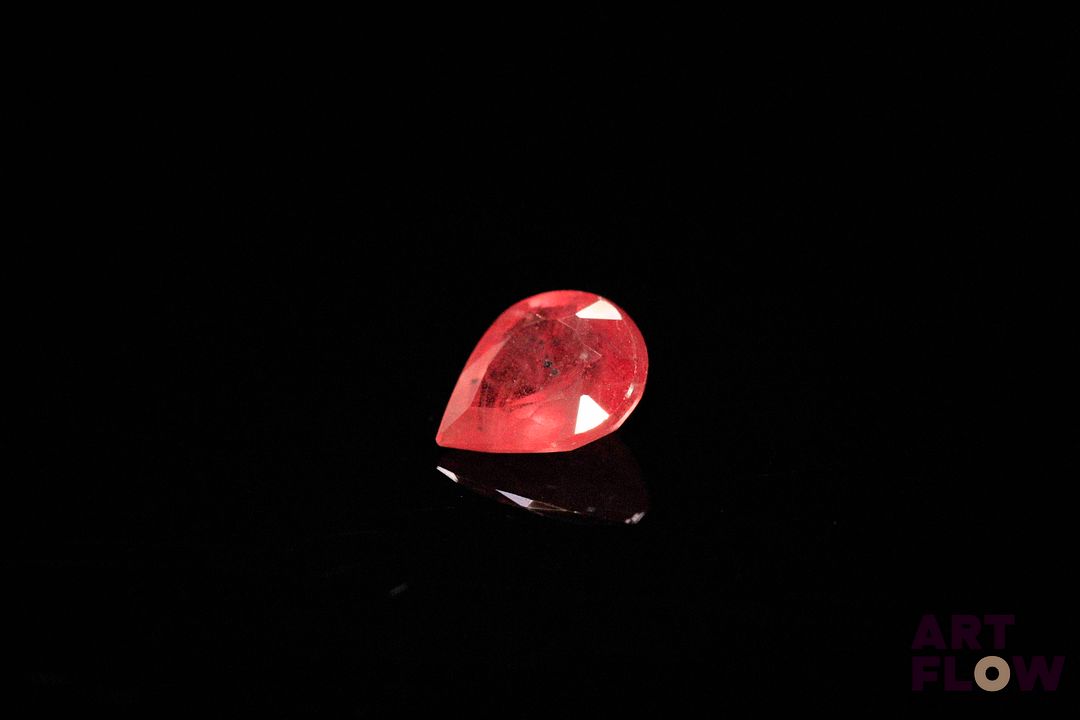 Saphir rouge rosé poire. Probablement Tanzanie, très belle couleur. 1.94 ct. 8.7mm x 7.3mm