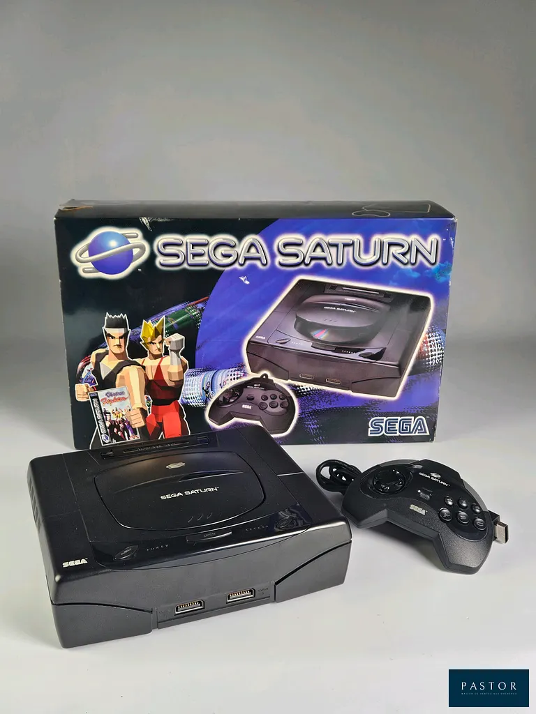 SEGA - SATURN. Console Saturn en boite avec fourreau, une manette officielle, cable alimentation et péritel. TBE. Model MK 80200-50 PAL - Test d'allumage effectué avec succès