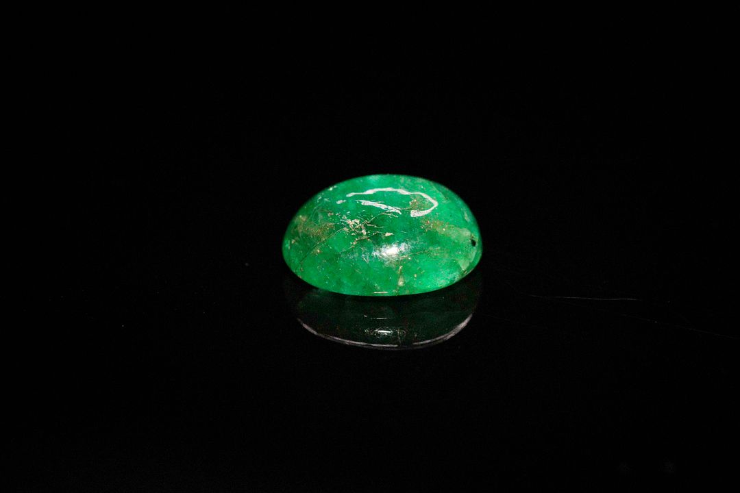 Émeraude cabochon ovale. Inclusions, givres. 2.46 cts. 9.8mm x 7.5mm