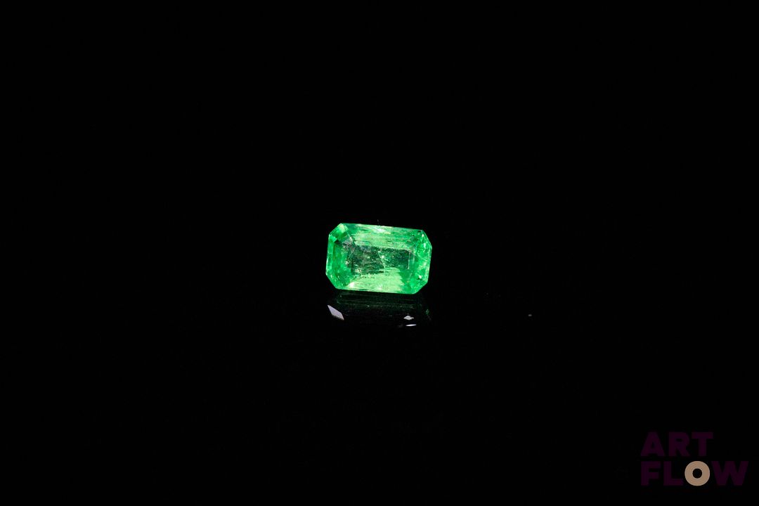 Grenat tsavorite rectangulaire à pans coupés. Très belle couleur. 0.50 ct. 6.0mm x 3.5mm