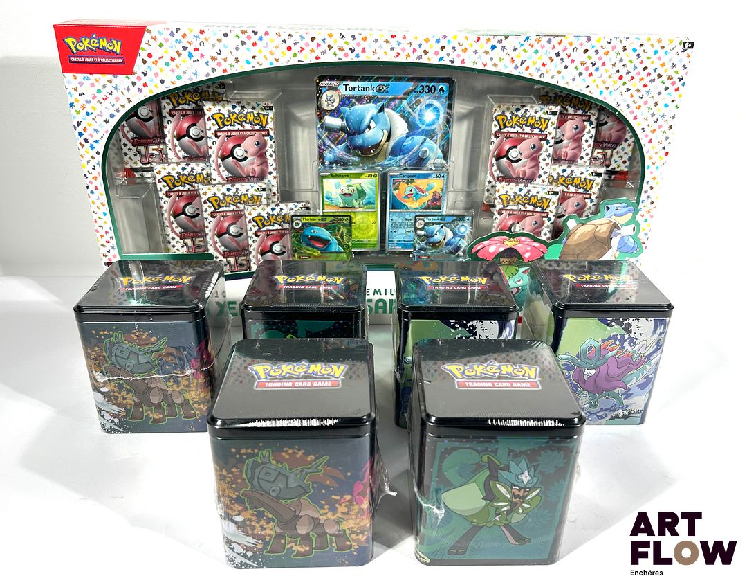 POKEMON Un ensemble comprenant : - Un coffret collection premium eaux florissantes (coins endommagés) - 6 boîtes scellées Tin cube Paldea (6/6 scellages endommagés)