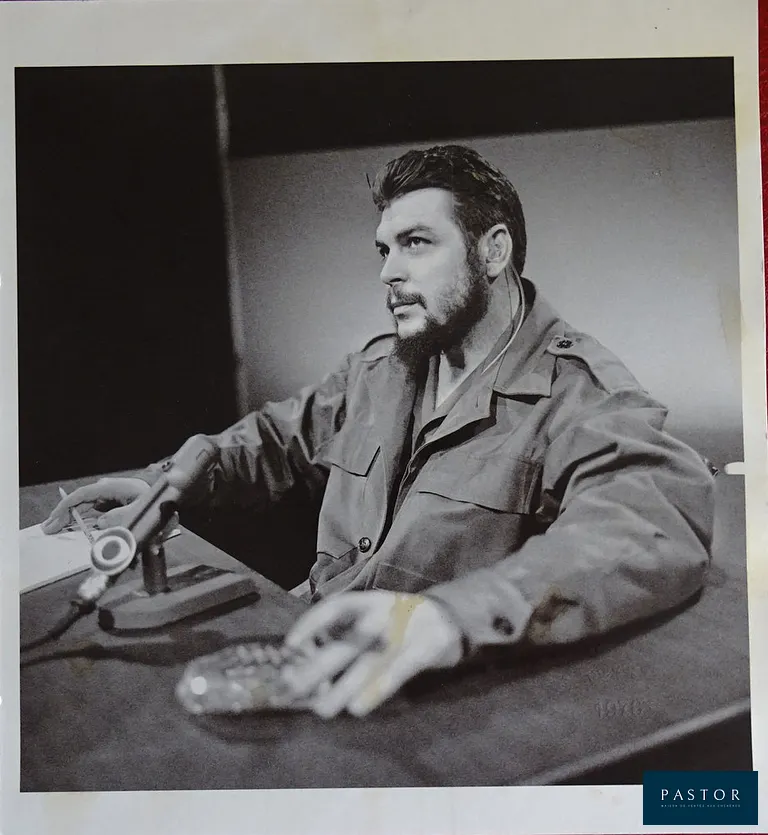 Photographe inconnu 
Che Guevara 23 x 21 cm 

tirage argentique ultérieur Certificat d'authenticité signé à la main Timbres secs, 1976 Bon état, légères marques de manipulation, légère tache jaune dans le coin supérieur gauche 24 x 17 cm Ayant fait partie de la collection d'Alberto Korda


Expédition obligatoire, jusqu'à 5 Lithographies dans votre colis pour 14,76€ TTC en France Métropolitaine, et 29,64€ TTC pour l'Europe