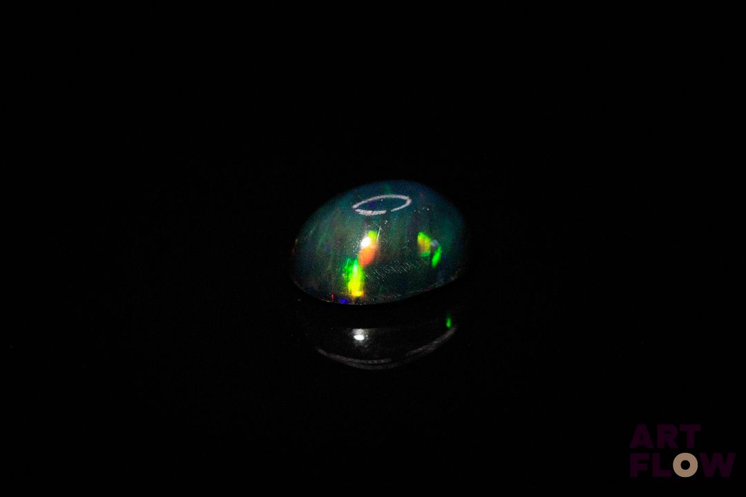 Opale noire cabochon ovale. Beaux éclats de couleur. 1.94 ct. 11.0mm x 9.0mm