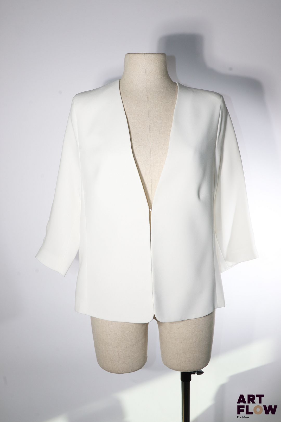 WEILL Veste de couleur ivoire. Taille présumée L. Bon état général malgré quelques légers défauts.