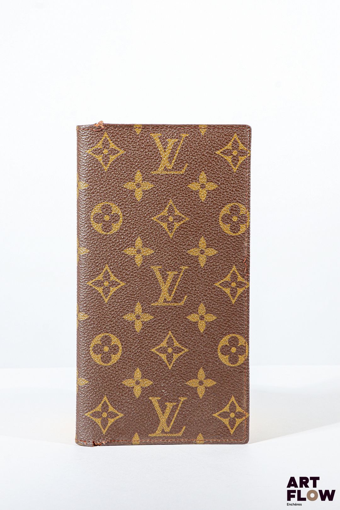 LOUIS VUITTON Porte feuille en toile enduite monogrammée, garniture en cuir brun. Dimensions : 20 x 10 cm Usures