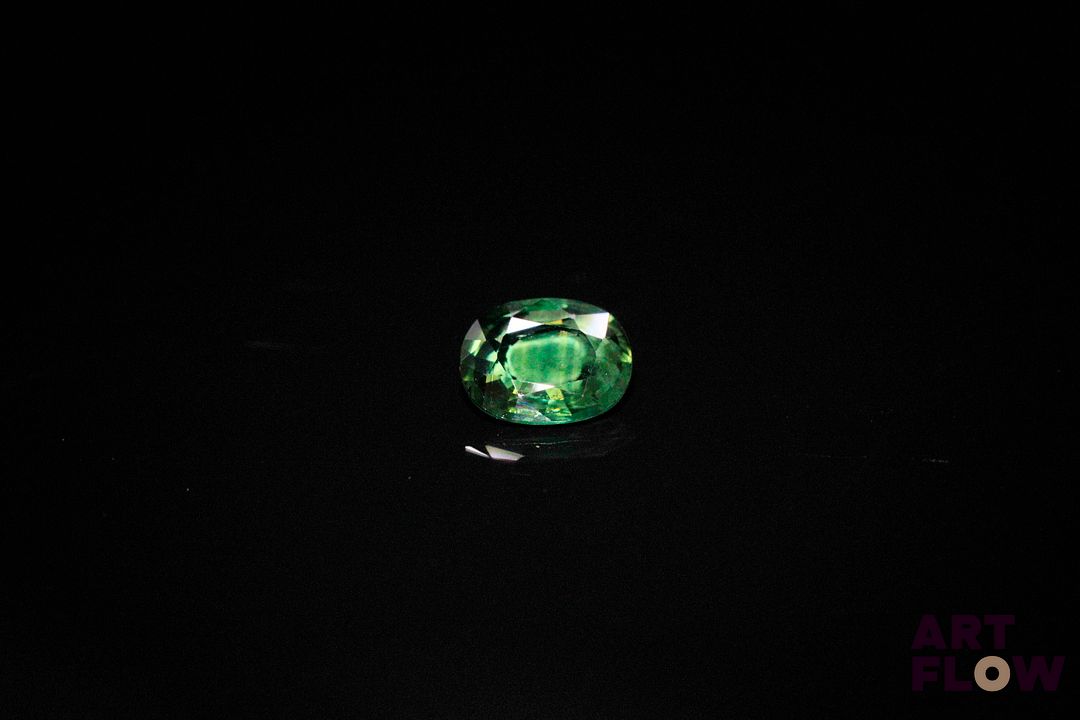 Saphir bleu vert ovale. Très belle couleur. 0.66 ct. 6.0mm x 4.8mm