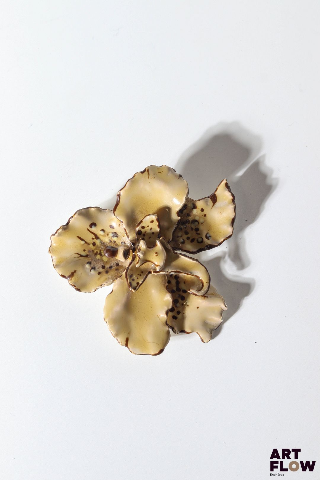 CHLOÉ broche formant une fleur d'orchidée. 7,5 x 7,5 cm env. Infimes traces d'usure.