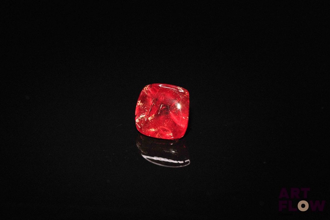 Grenat carré pain de sucre. Egrisure à l'un des angles. 3.42 cts. 7.0mm x 6.0mm