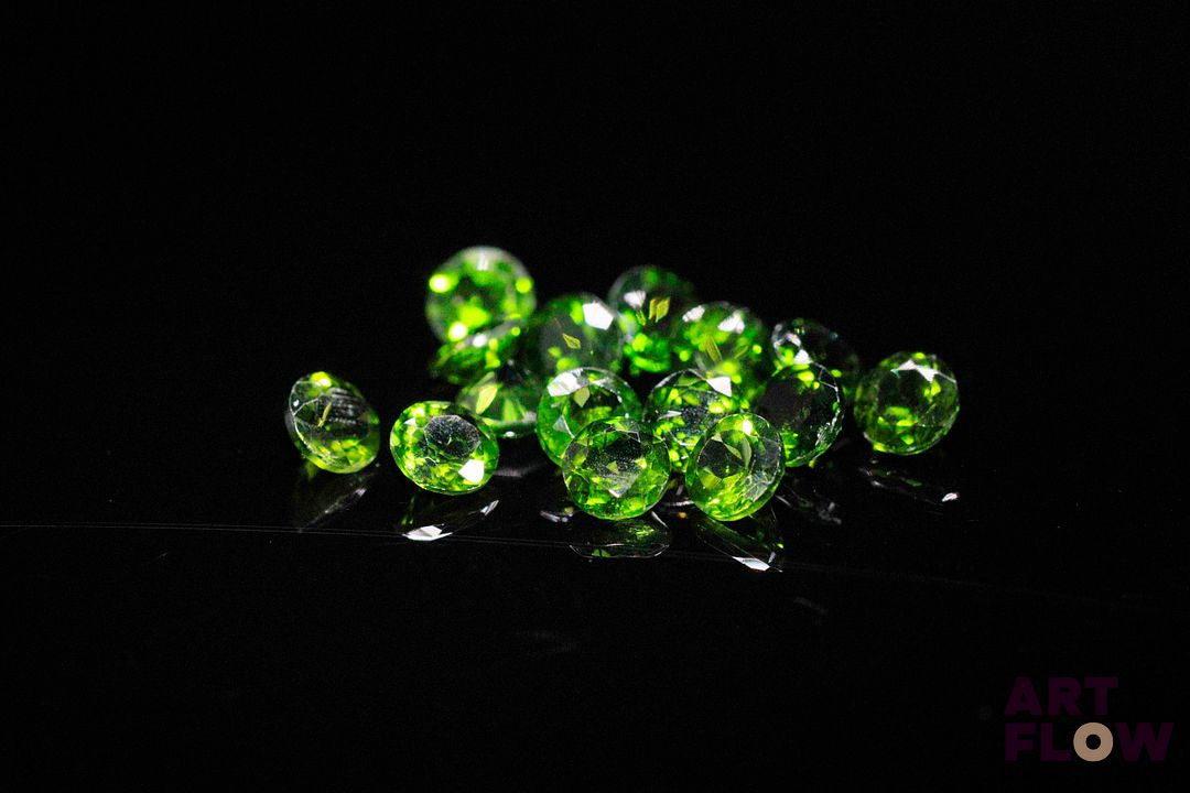 Quinze diopsides chromées rondes. Non chauffée. 4.20 cts. Diam. moy.: 3.9mm