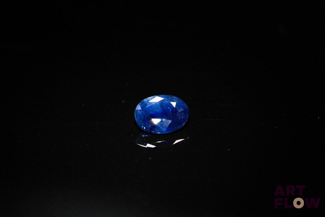 Saphir ovale. Probablement Australie. 0.87 ct. 6.5mm x 5.0mm