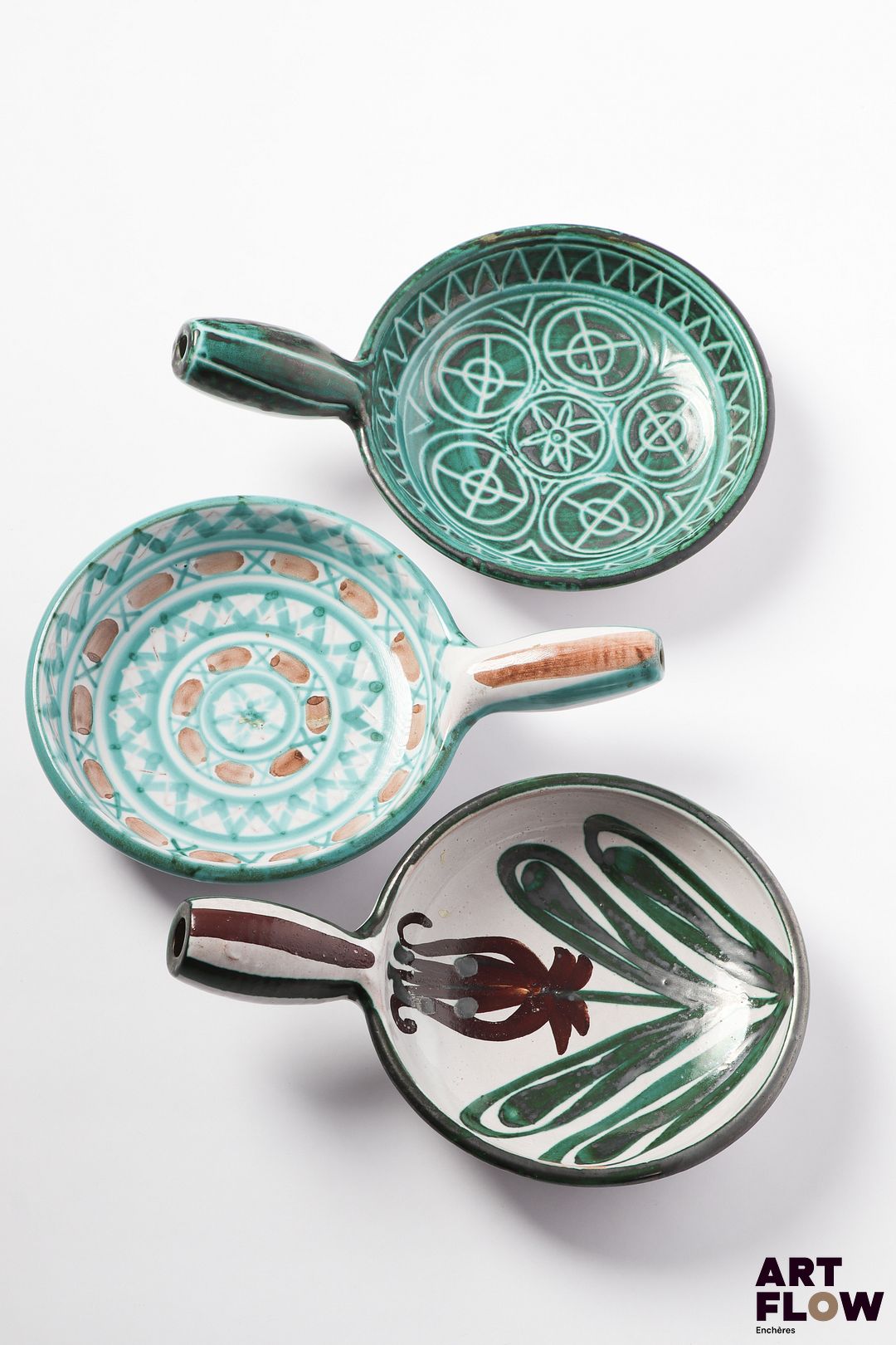 Robert PICAULT (1919-2000) Ensemble de 3 poêlons en céramique émaillée à décor géométrique L.25 cm. Signés sous la base