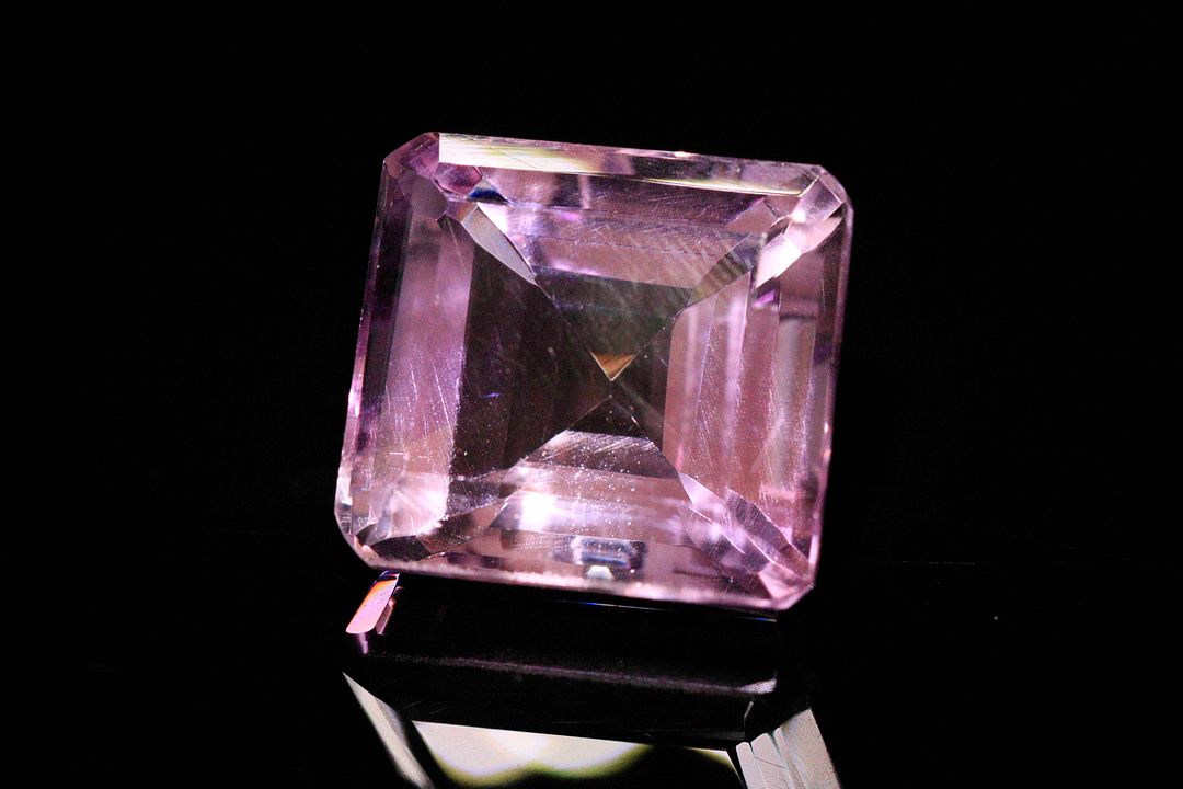 Importante améthyste rectangulaire à pans coupés. Non chauffée. 25.47 cts. 18.0mm x 16.0mm