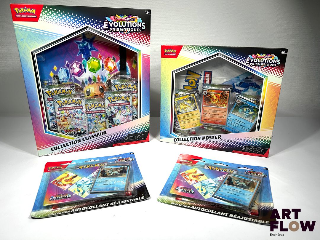 POKEMON Ensemble comprenant : - 2 Tripacks Évolutions Prismatiques EV8.5 - Neuf - Coffret Collection Poster Ecarlate et Violet Evolutions Prismatiques - Neuf - Coffret Pokémon Écarlate et Violet : Évolutions Prismatiques - Coffret collection classeur contenant 5 boosters + 1 classeur de 380 places