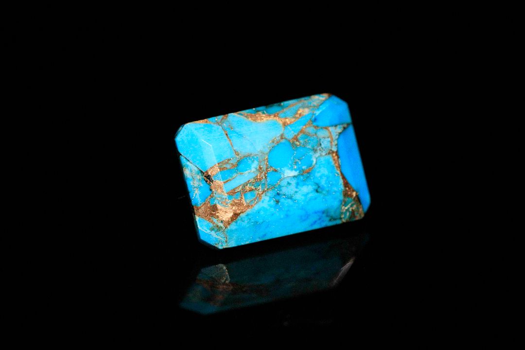 Turquoise «Copper» rectangulaire à pans coupés. Traitée. 7.22 cts. 14.0mm x 10.0mm