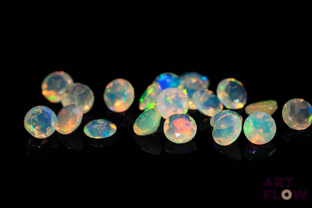 Vingt opales facettées blanches rondes. Beaux éclats de couleur. 3.32 cts. Diam. moy.: 4.1mm