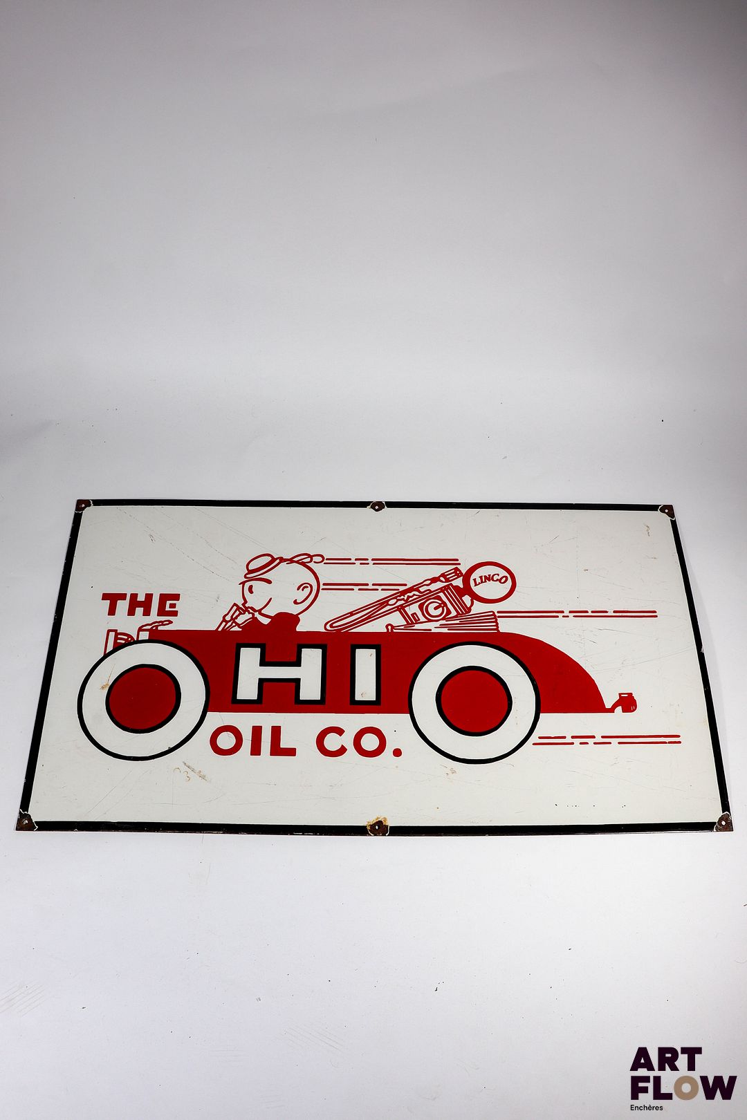 Plaque émaillée rectangulaire d'après The Ohio oil Dimensions : 51 x 91 cm Eclats aux oeillets, et traces.