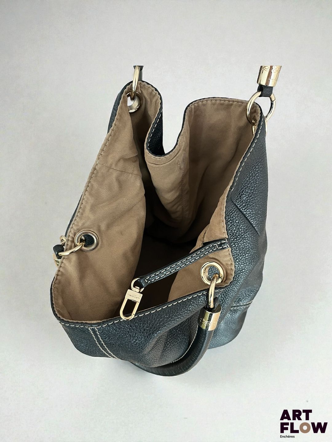 LANCEL Sac cabas en cuir grainé noir surpiqué blanc. Garniture en métal argenté siglée Lancel. Fermeture bouton pression. Dim. H. 30 cm x L. 40 cm environ. Petites usures d'usage.