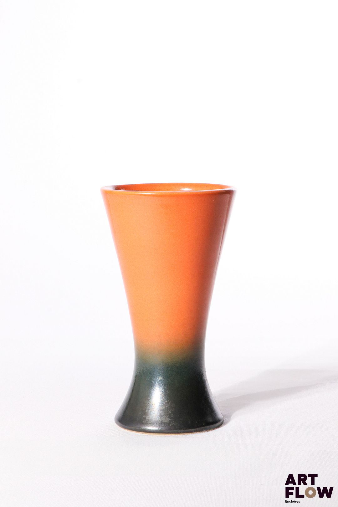 POL CHAMBOST (1906-1983) Vase 1041 de forme diabolo en faience émaillée à couverte bicolore, dans les tons noirs et orange. Incisé au revers "Poterie Pol Chambost, Made in France, 1041" 15,5 x 9 cm