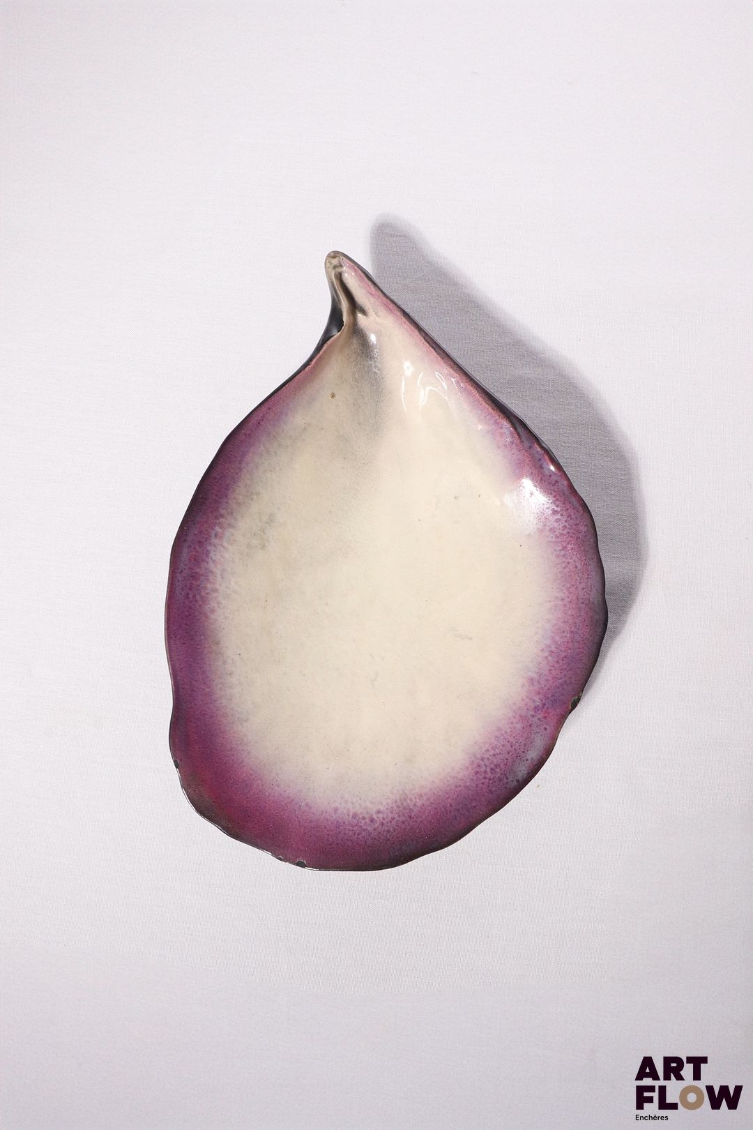 POL CHAMBOST (1906-1983) Coupe 861 "Coquillage" en faience émaillée à couverte polychrome, l'intérieur dans les tons violet et blanc, l'extérieur à couverte noire. Incisé "861" et monogrammé "PC". 31 x 21 x 5 cm Quelques petits éclats Bibliographie : Philippe Chambost, "Pol Chambost, Sculpteur-Céramiste 1906-1983", Somogy Editions d'Art, Paris, 2006, modèle similaire p. 158
