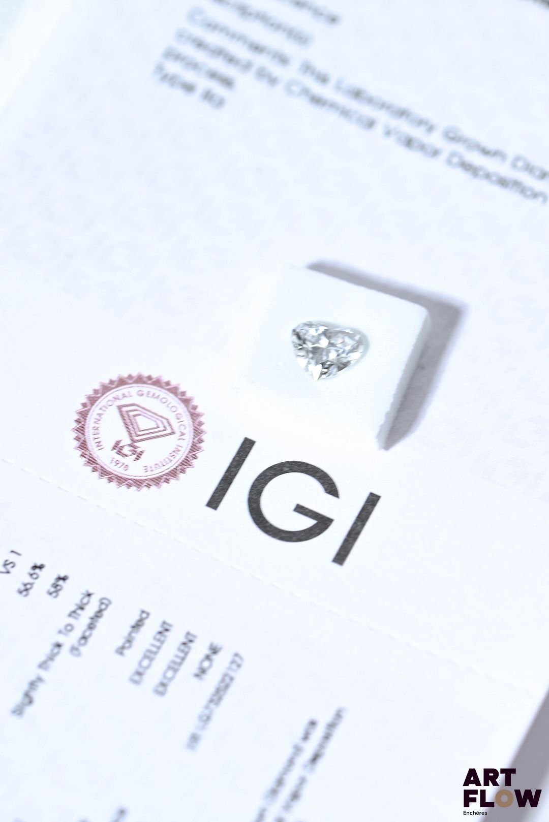 Diamant de synthèse taille coeur de 1.02 carat. Accompagné d'un certificat de laboratoire de l'IGI (international gemological Institute) précisant : Dimensions : 6.37 x 7.01 x 3.97 mm Couleur : D Pureté : VS 1 Fluorescence : aucune