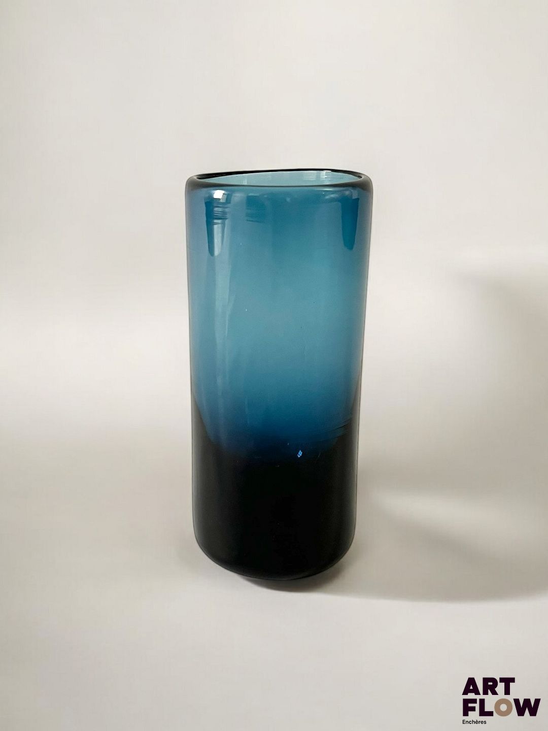 MORIN Vase à col légèrement resserré en verre teinté bleu. H 17,5 cm Signé sous la base. Petites rayures.