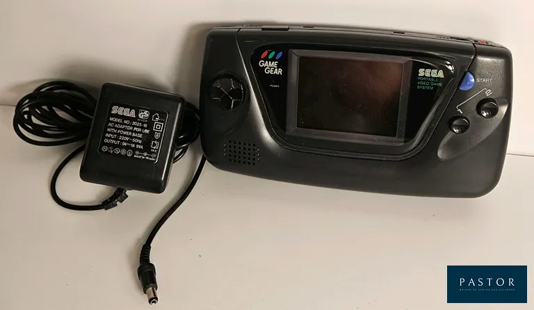 SEGA - GAME GEAR. Console Game Gear en loose avec chargeur officielle SEGA. Model 2110-50