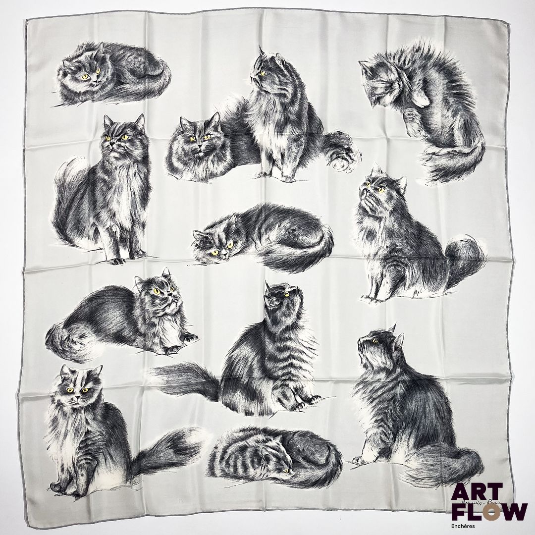 HERMES Paris Modèle Chats persans Carré en twill de soie dessiné par Xavier DE PORET. 90 x 90 cm. Petits accrocs et fils tirés.