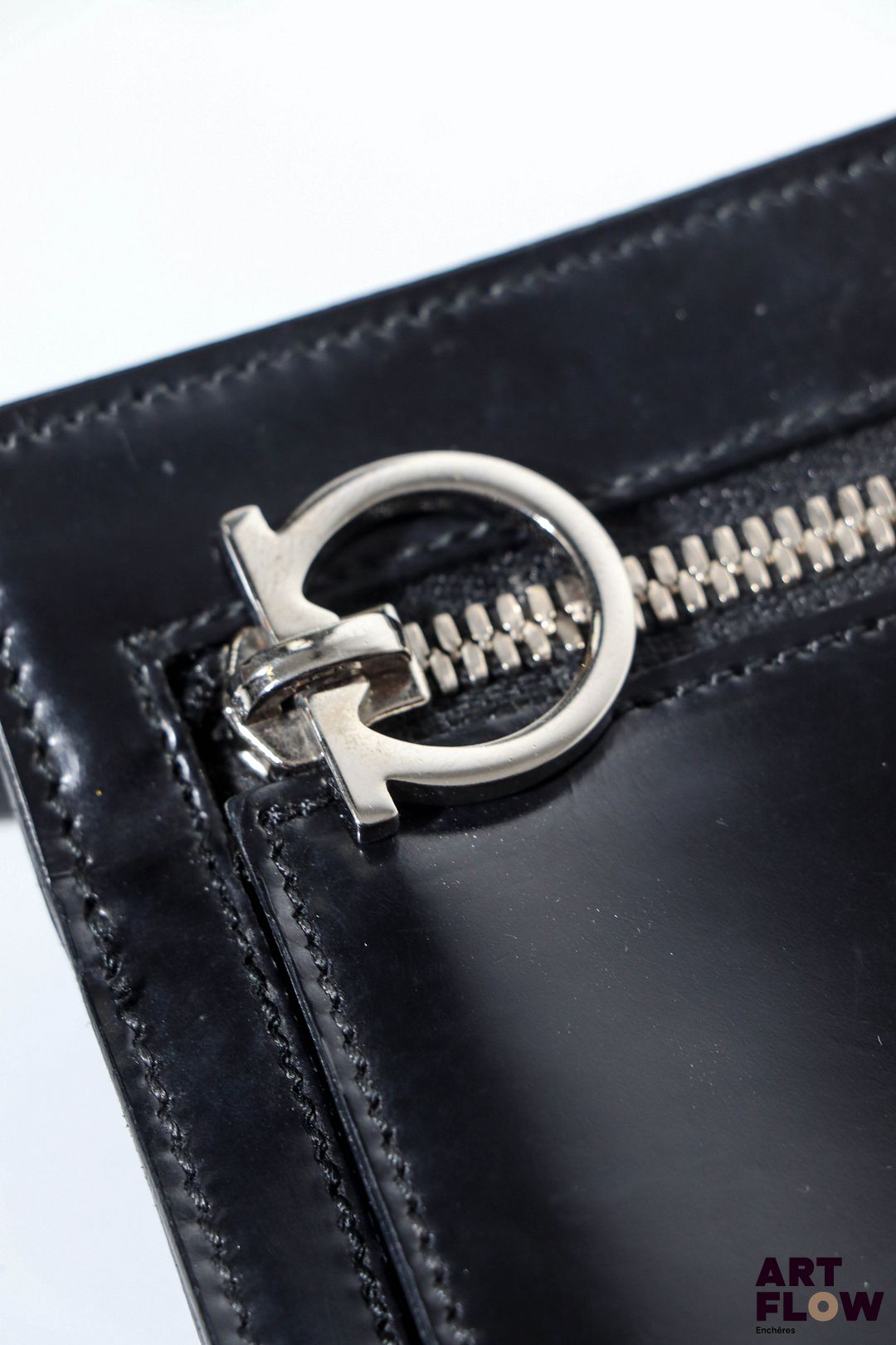 Salvatore FERRAGAMO Sac ceinture ou belt bag en cuir vernis noir. Longueur totale : 95 cm Ceinture taille 75 env Quelques petites usures