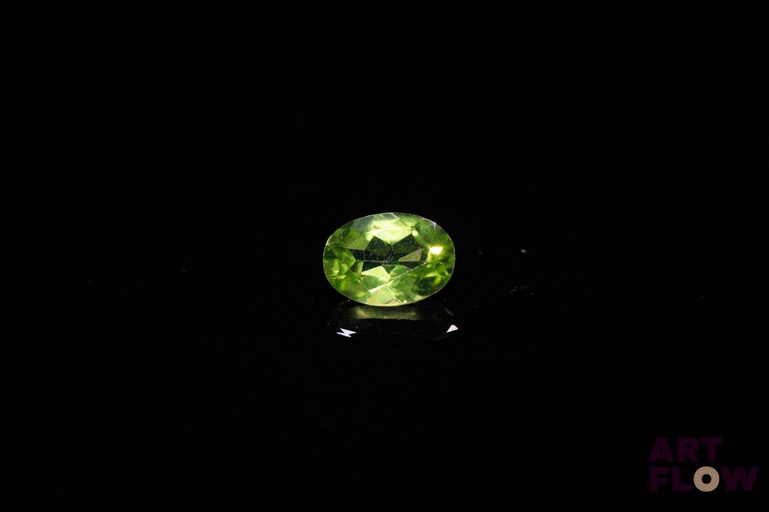 Péridot ovale. Jolie couleur, VS. 0.84 ct. 7.0mm x 5.0mm