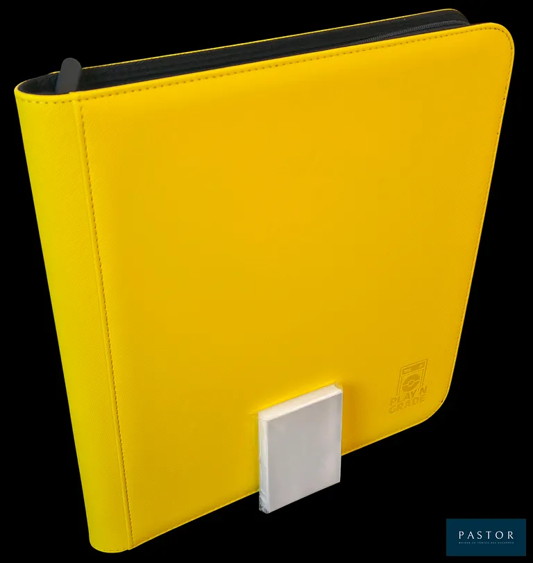 Ensemble de protections pour cartes à Jouer&Collectionner (Pokémon, Yu-Gi-Oh!, Magic...) comprenant : 
- Un classeur de rangement 4x3 avec 480 emplacements - Fermeture Zip.
- Un paquet de 100 sleeves souples.