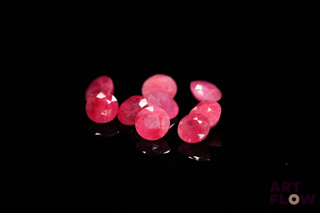 Neuf rubis ronds. 5.96 cts. Diam. moy.: 5.0mm