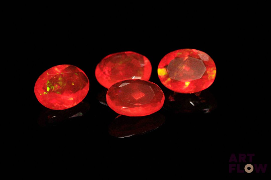 Quatre opales de feus ovales. 4.18 cts. Dims. moy.: 9.0mm x 7.0mm