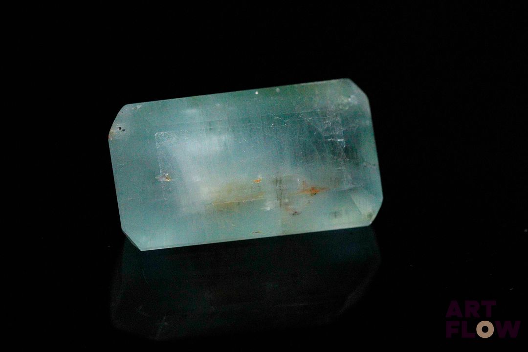 Importante aigue-marine rectangulaire à pans coupés. Inclusions, givres. 29.61 cts. 23.8mm x 13.2mm