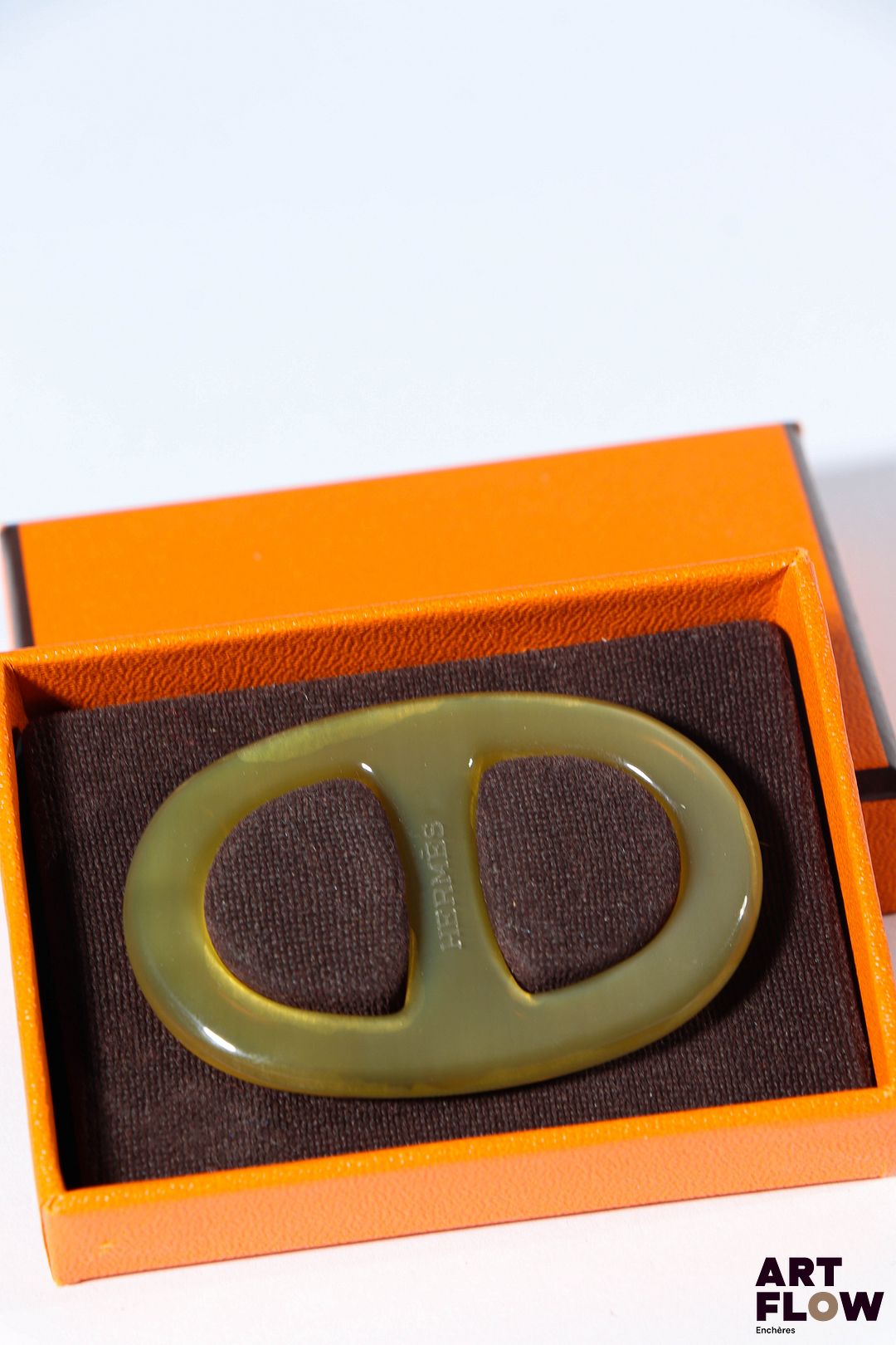HERMÈS Paris, Anneau de foulard en résine Signé H. 5,5 cm Dans sa boîte d’origine