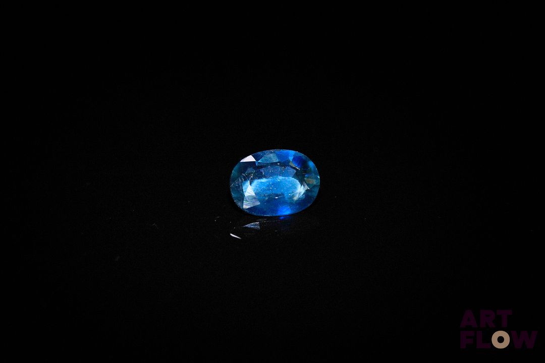 Saphir ovale. Jolie couleur. 0.72 ct. 6.9mm x 2.0mm