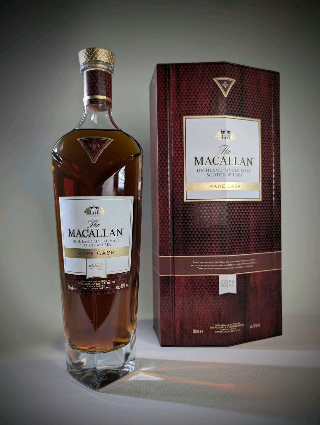 Macallan Rare Cask est une sélection exceptionnelle de fûts rares de la distillerie. Il développe des arômes intenses de vanille, de fruits secs et de cacao. En bouche, sa complexité et son équilibre en font un whisky de prestige.