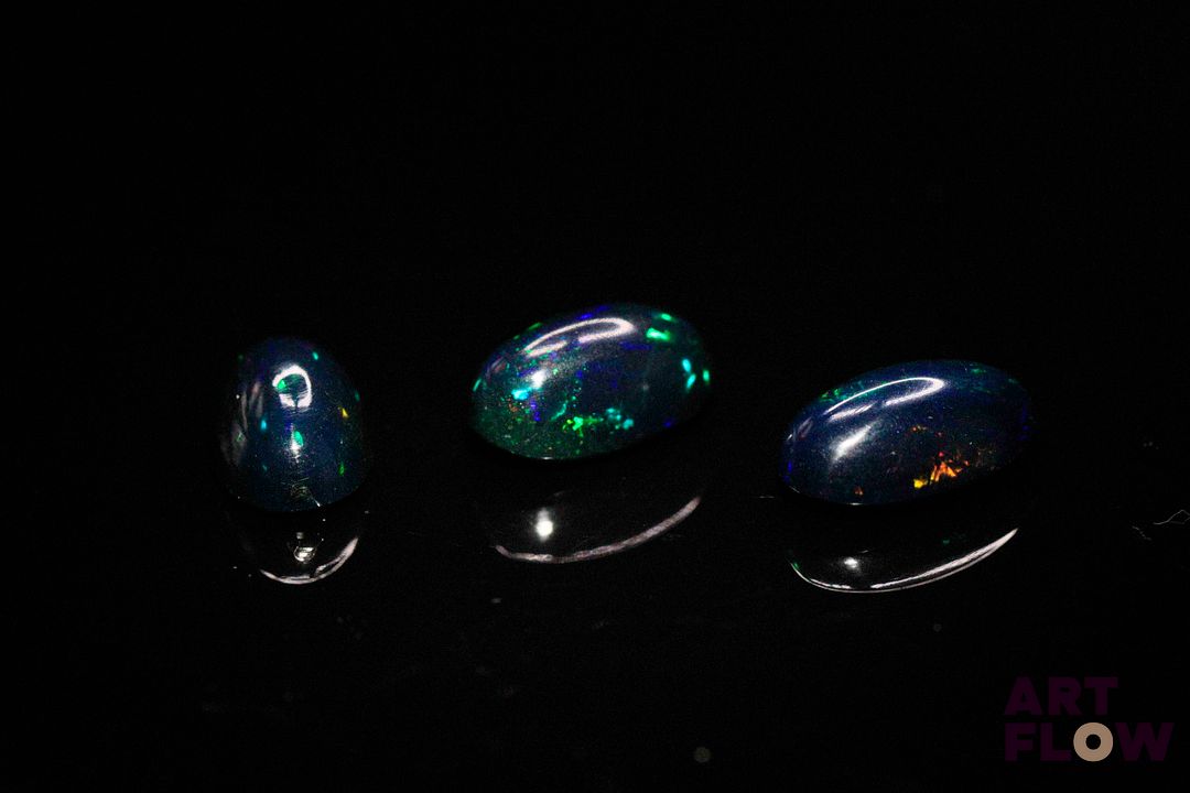 Trois opales noires cabochons ovales. 3.53 cts. Dims. moy.: 9.5mm x 6.0mm