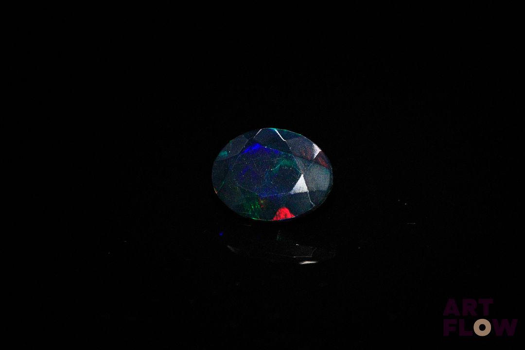 Opale facettée noire ovale. Beaux éclats de couleur. 1.13 ct. 9.0mm x 7.0mm