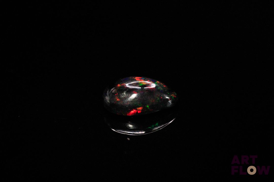Opale noire cabochon poire. Beaux éclats de couleur. 1.80 ct. 12.0mm x 8.0mm