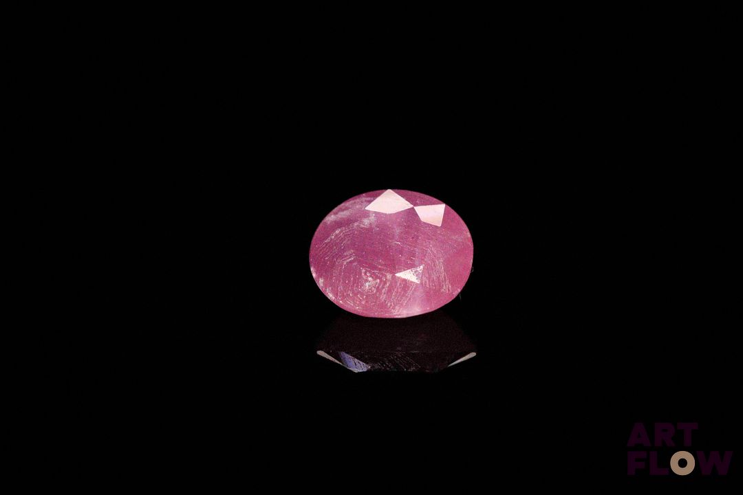 Rubis ovale. 4.66 cts. 10.7mm x 9.4mm