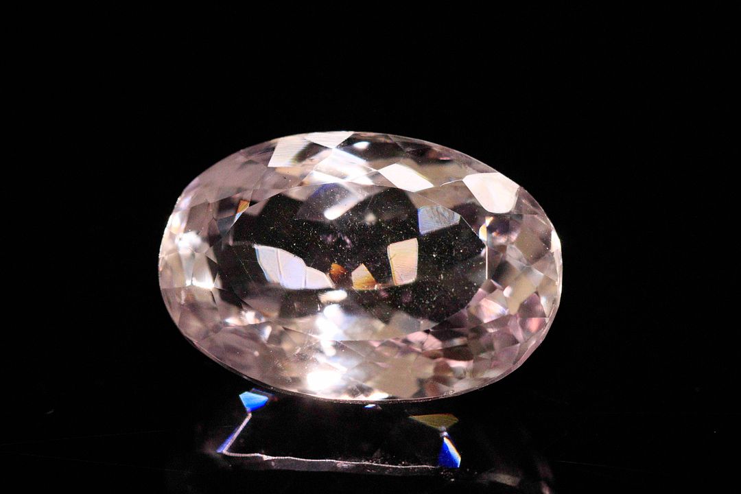Importante améthyste pâle ovale. Jolie couleur. 22.57 cts. 21.0mm x 14.0mm
