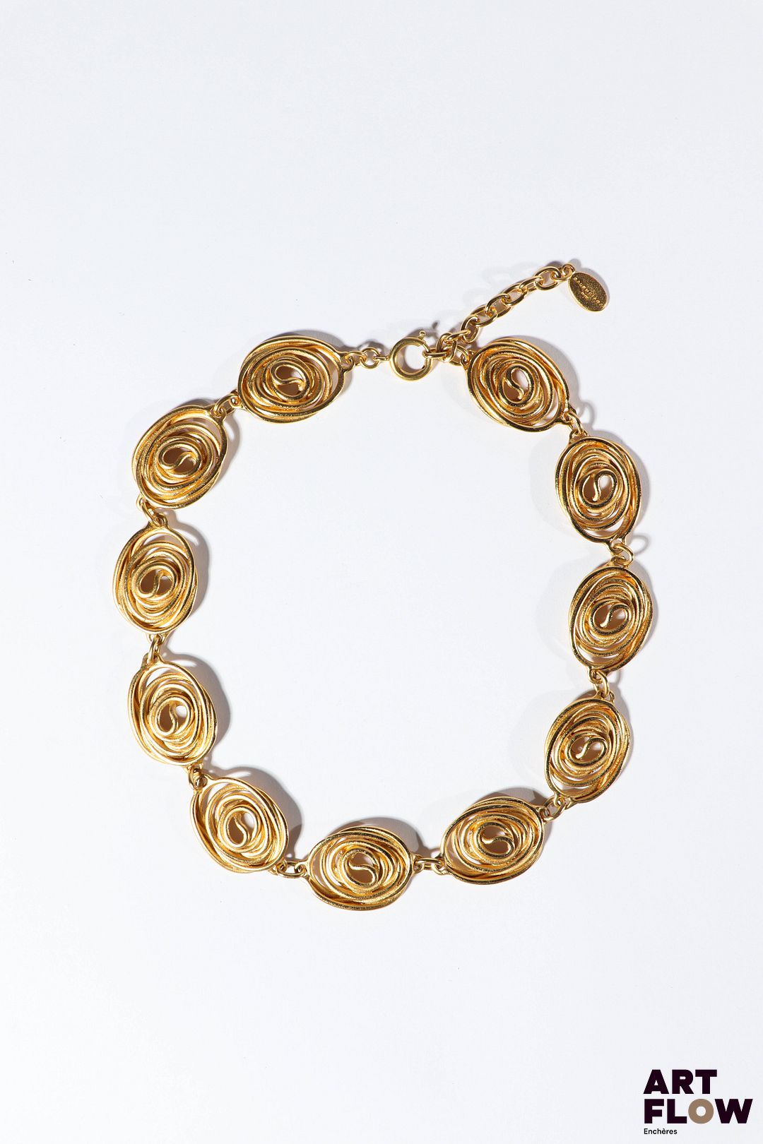 BALENCIAGA Vers 1996 Collier en métal doré à décor d'enroulements. Longueur : 50 cm environ