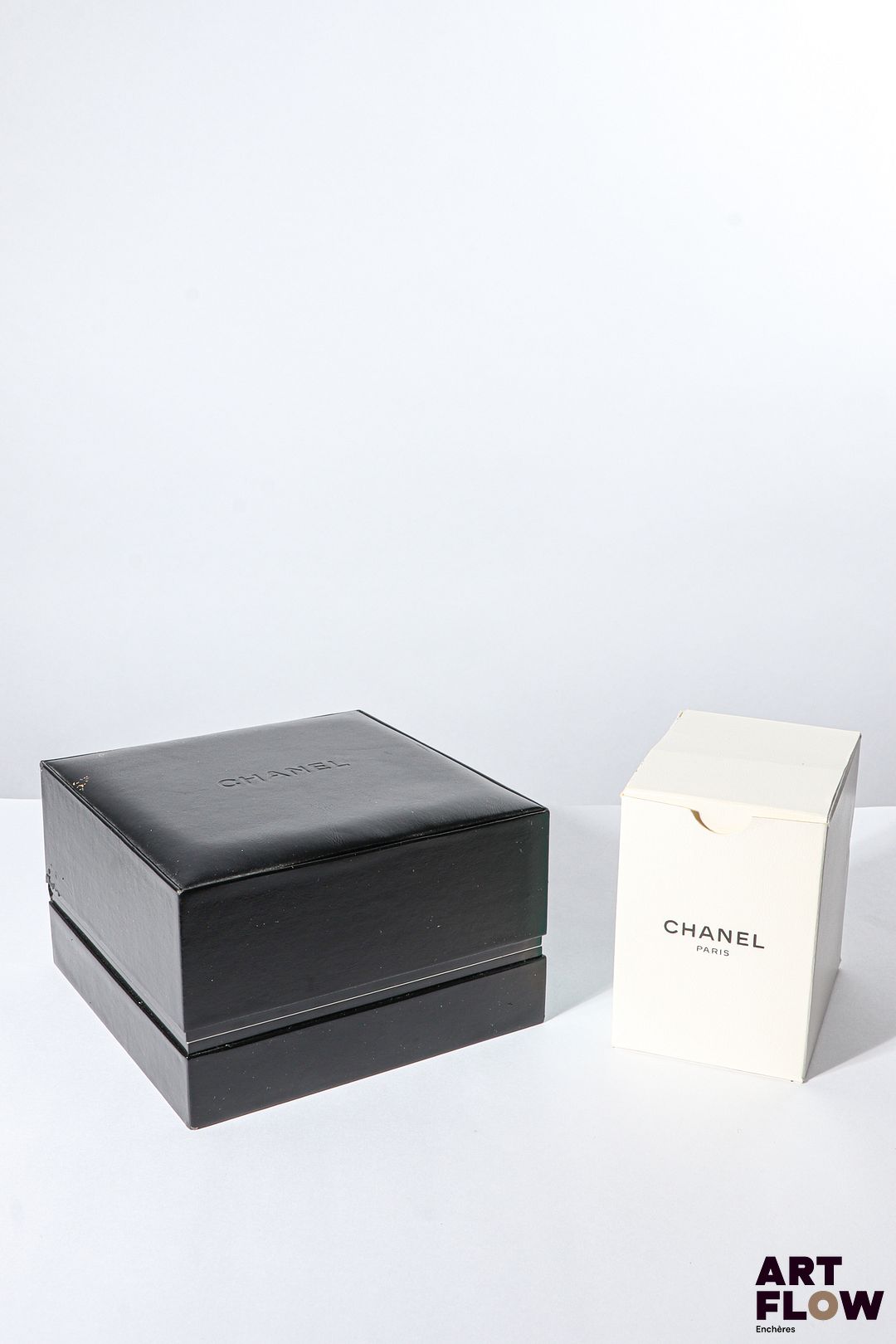 CHANEL Ensemble comprenant deux boîtes, l'une pour Chanel J12. Dimensions : 13,5 x 13,5 x 8 cm pour la plus grande