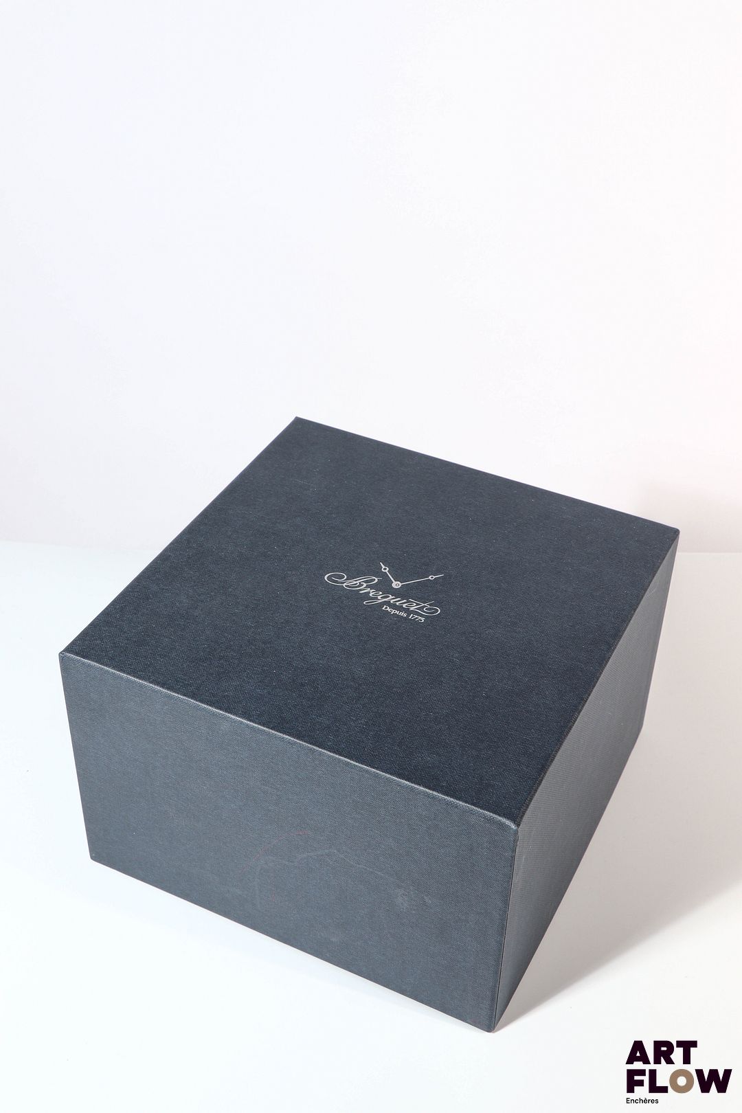 BREGUET Sur boite en carton bleu marine Inscription Breguet sur le couvercle 20,5 x 20,5 x 13 cm Bon état général