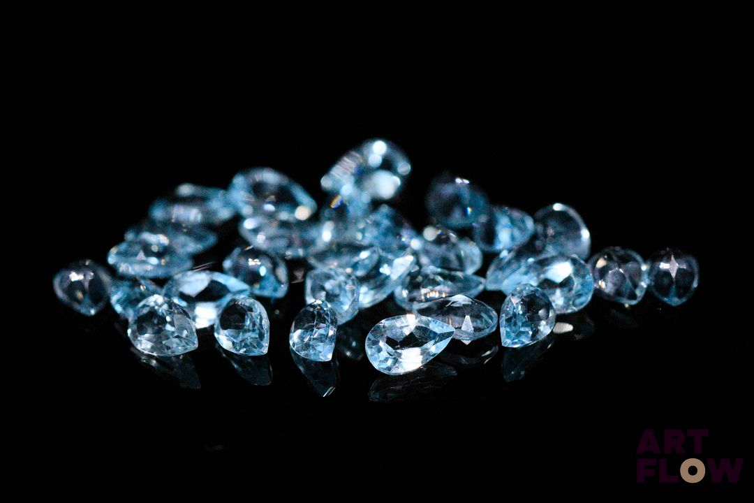 Trente topazes bleues poires. 7.45 cts. Dims. moy.: 5.0mm x 3.0mm