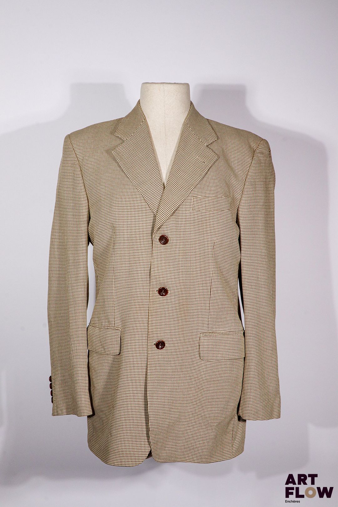 YVES SAINT LAURENT Veste d'homme en laine à motif pied de poule de couleur beige. Col cranté, poches et boutonnée sur le devant. Taille 46. Bon état général malgré quelques très légers défauts.
