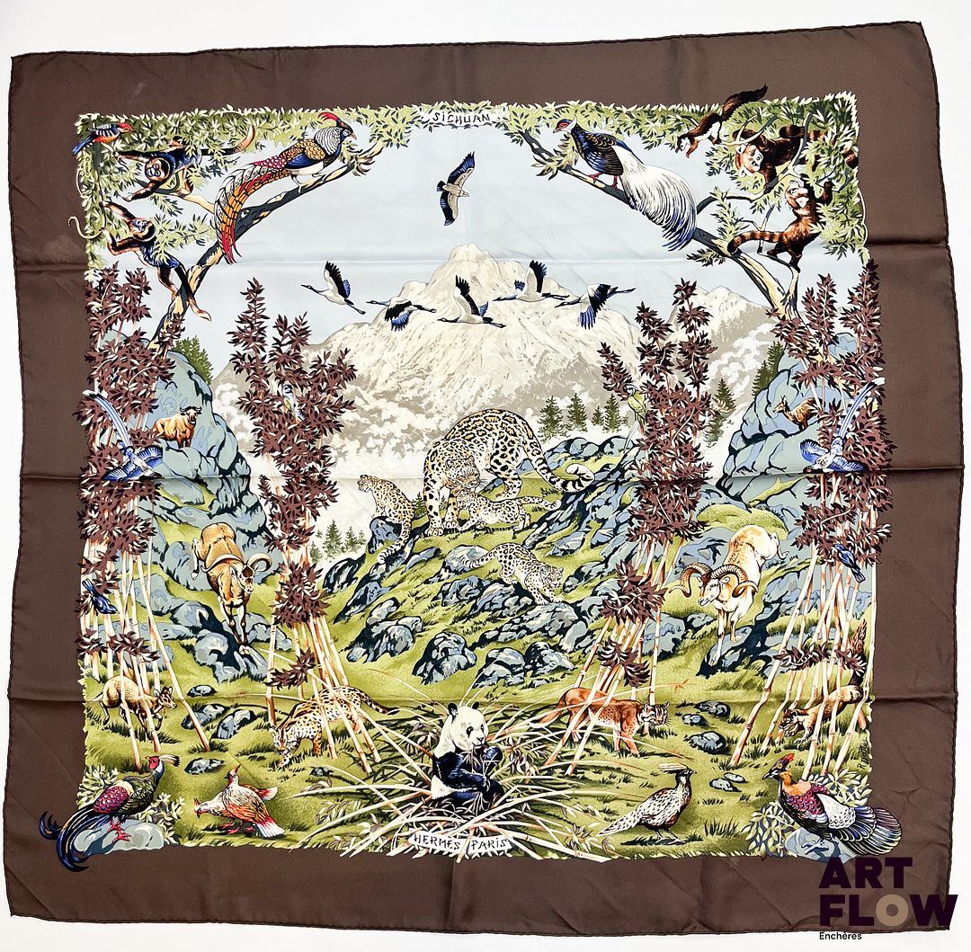 HERMÈS Modèle "Sichuan" Carré en twill de soie d'après Robert DALLET 90 x 90 cm Dans sa boîte d'origine Très bon état général malgré quelques infimes traces Bibliographie : Genevieve Fontan, Carrés d'art, Dictionnaire illustré des carrés Hermès valeur, 2024