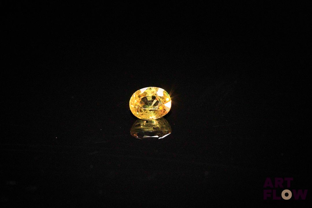 Saphir jaune ovale. Belle couleur. 0.83 ct. 5.0mm x 4.0mm