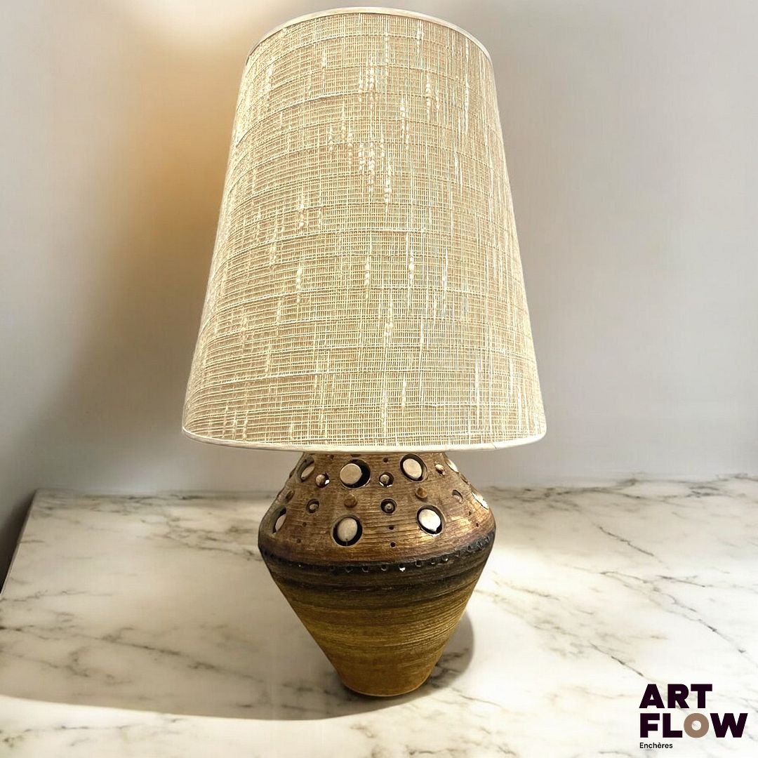 Georges PELLETIER (1938 - 2024). Importante lampe en céramique émaillée dans les tons ocres, à décor ajouré. H. du pied env. 36 cm avec abat-jour 78 cm. Quelques légers accidents et manques. Abat-jour légèrement tordu.