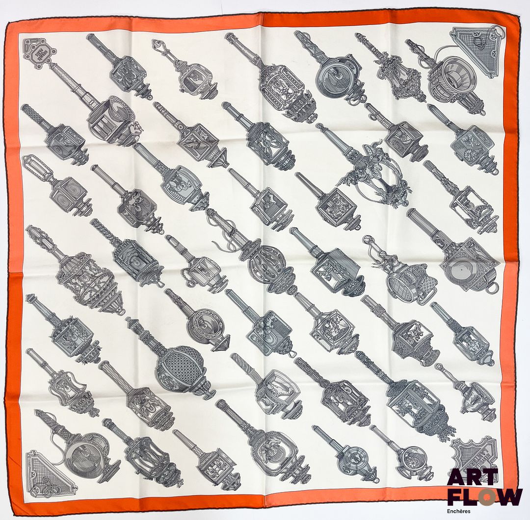 HERMÈS Modèle "Merveilleuses Lanternes" Carré en twill de soie d'après Pierre Marie 90 x 90 cm Quelques taches et fils tirés